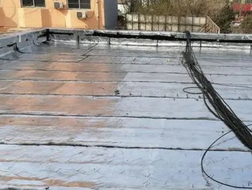 吐鲁番卫生间漏水维修公司分享下吐鲁番屋面楼顶防水刚性防水层施工要点。